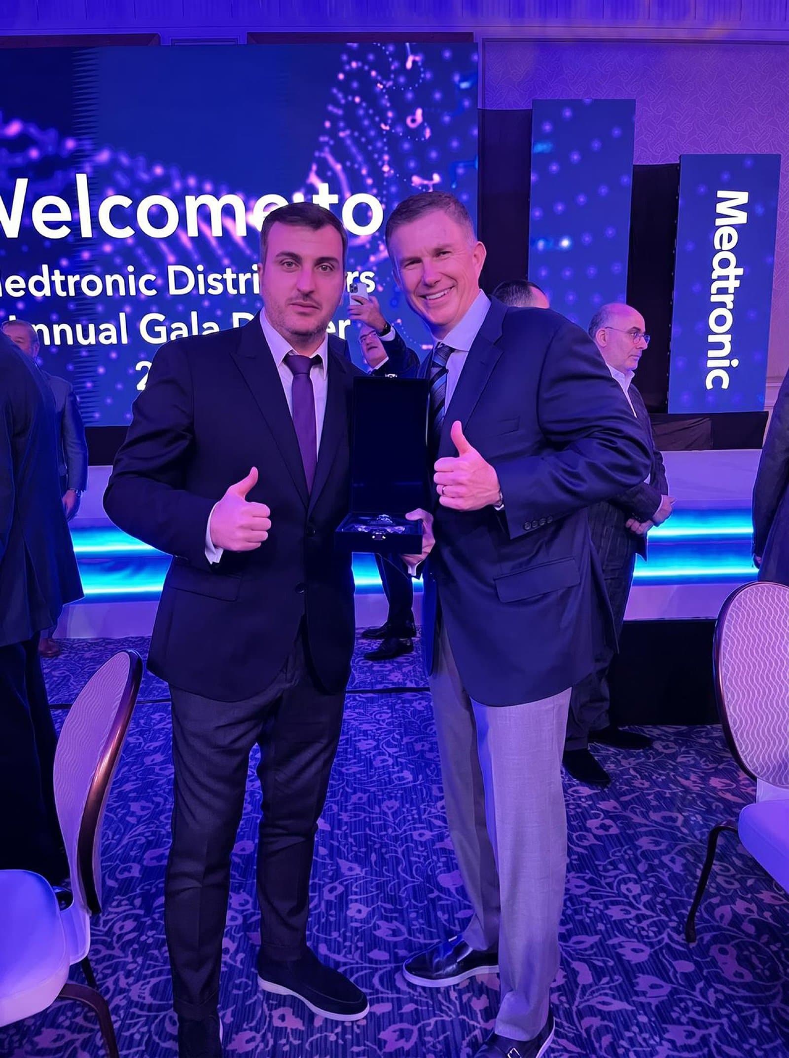 Srđan Novaković, CEO of Marlo Medic, and Geoff Martha, CEO of Medtronic, holding the award