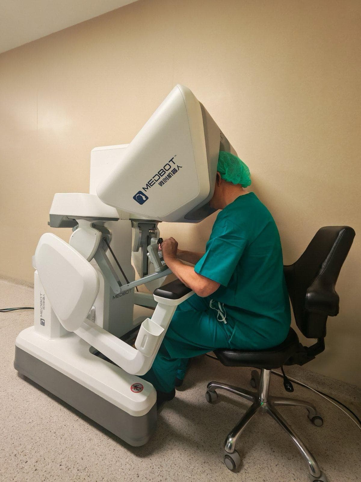 Surgeon training on a robotic surgery simulator